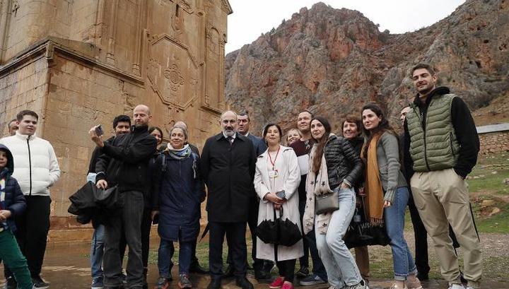 Սրանք տեղյա՞կ չեն, որ Եվրոպայում կոշիկ են նետել Մակրոնի ուղղությամբ․ «Հրապարակ»