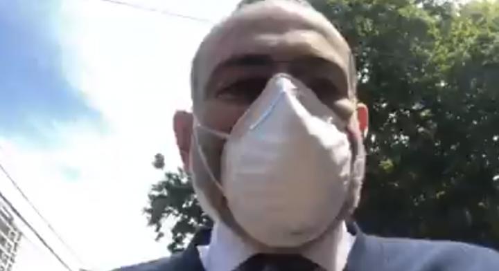 Փաշինյանը քայլում է Երևանի կենտրոնում