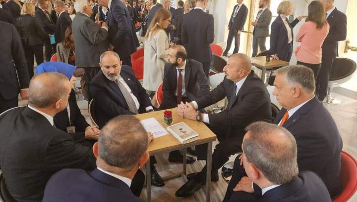 Ի՞նչ գիրք է դրված սեղանին. Hraparak.am