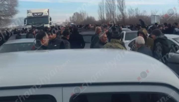 Լարված իրավիճակ՝ Գեղարքունիքի մարզում. մի քանի գյուղերի բնակիչներ փակել են  ճանապարհը