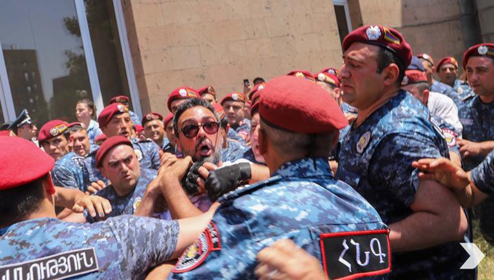 Ոստիկանությունը ֆիզիկական ուժ է գործադրվել ՀՀ ԱԺ պատգամավորների նկատմամբ. ՄԻՊ