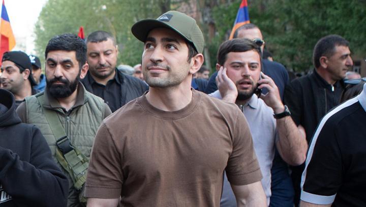 Չէ, ոչ էլ օգնական ունեմ. hաջորդը ո՞րն ա, «քարտուղարուհի՞», Էդ էլ չկա. Լևոն Քոչարյան