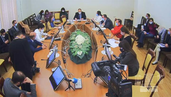 Պետտուրքի, հիմնադրամների, նույնականացան քարտերի մասին հարցերը՝ ԱԺ հանձնաժողովի նիստում․ ուղիղ