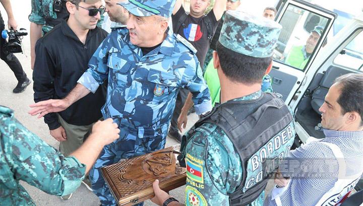 Լաչինի անցակետում ադրբեջանցիներն արցախցուց Արցախի զինանշանով նարդի են հափշտակել