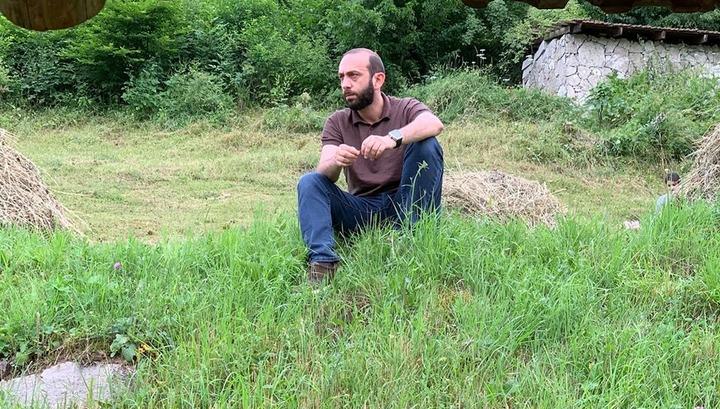 Ռոմանտիկ լուսանկարներ՝ առանց դիմակի․ «Հրապարակ»