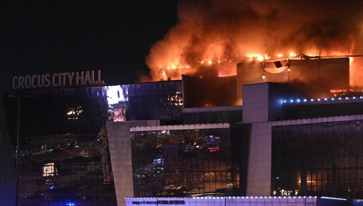 «Կրոկուս Սիթի Հոլ»-ի շենքի 2-րդ հարկում առաջացած հրդեհի պատճառով մի քանի տասնյակ մարդ չի կարողանում դուրս գալ