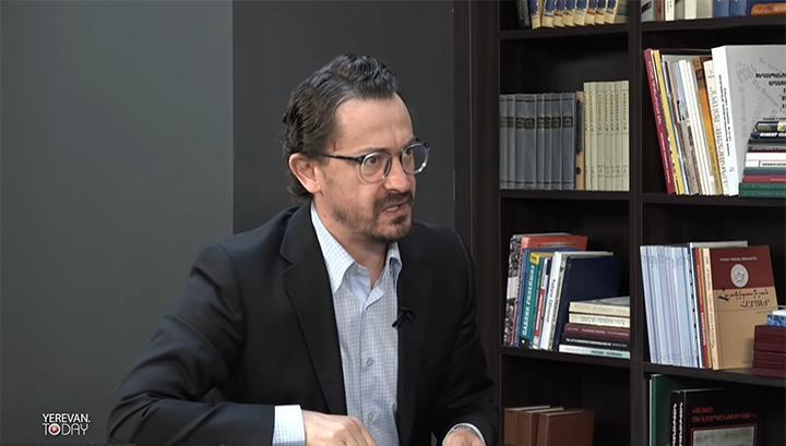 Նիկոլը ավելի շատ թիկնապահներով է շրջում, քան Պուտինը․ Մենուա Հարությունյան