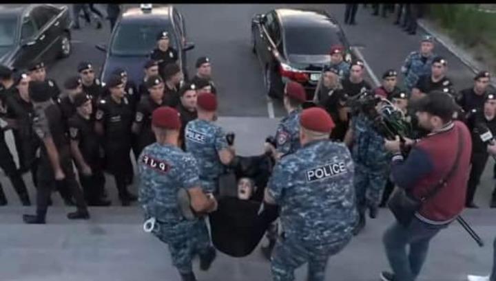 Բոլորիդ ստորացնում ու փչացնում է այն աստիճան, որ իշխանափոխությունից հետո միայն ու միայն հայհոյանք ու անեծք լսեք ձեր հասցեին․ Արտակ Զաքարյան