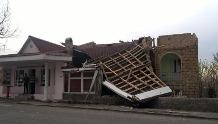 8 շրջված ծառ, 17 շինությունների վնասում, 29 տանիքների վնասում. Քամու հետքը՝ Երևանում. Լուսանկարներ