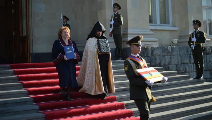 Պետական և հոգևոր խորհրդանիշները տեղափոխվել են նախագահի երդմնակալության արարողության վայր. լուսանկարներ