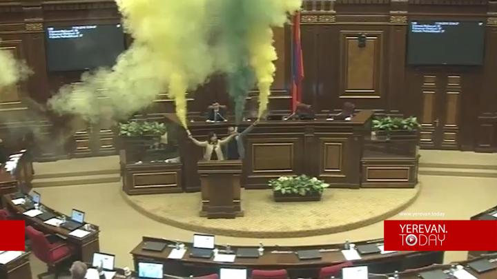 Դռները բացեք, շոուն չստացվեց. «Ելք»-ի ակցիան՝ խորհրդարանի ամբիոնի մոտ
