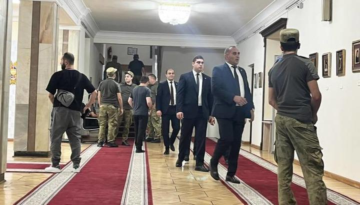 Փաշինյանի այցերի ժամանակ ԱԺ-ն բերվում է համար 1 դրության․ «Հրապարակ»