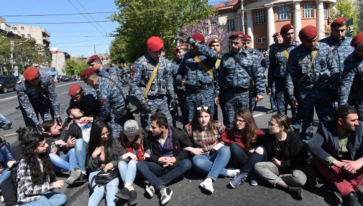 Ոստիկանությունը մայրաքաղաքի տարբեր հատվածներում ուժ է գործադրում. Լուսանկարներ