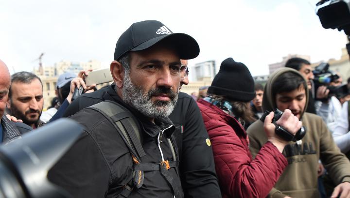 Դիմակավորված ոստիկանները Նիկոլ Փաշինյանին և Սասուն Միքայելյանին բերման ենթարկեցին