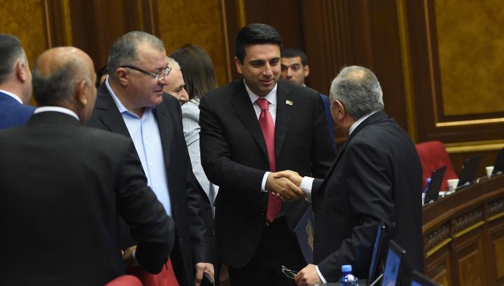 Ալեն Սիմոնյանը պատգամավորի մանդատը վայր է դրել, բայց մասնակցում է ԱԺ նիստին