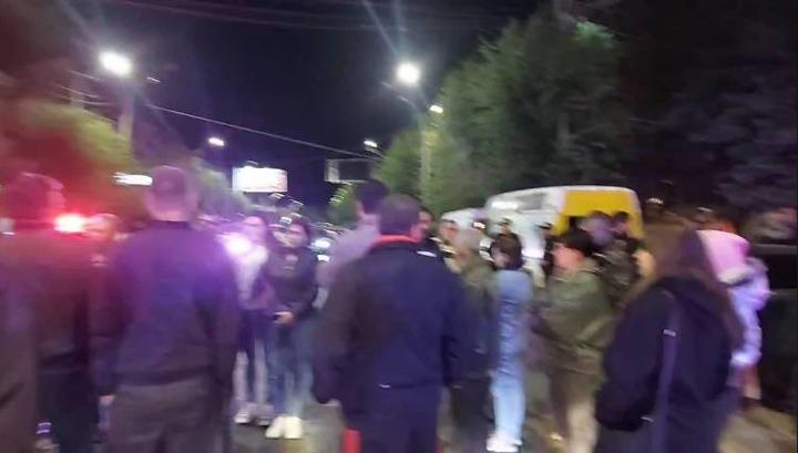 Գյումրեցիներն այս պահին փակել են Գյումրու Սայաթ_Նովա փողոցի միջնամասը․ Hraparak.am