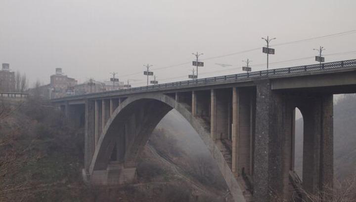 Քաղաքացին նետվել է Կիևյան կամրջից․ նա ընկել է ծառերի վրա, ապա՝ գետնին