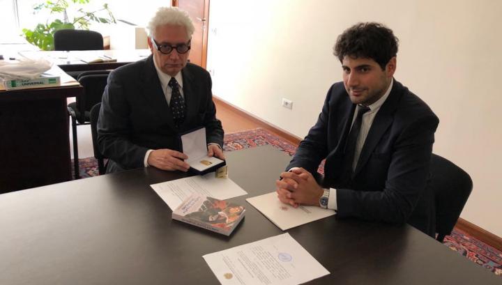 Իտալացի հայտնի արվեստաբան Դեմետրիո Պապարոնին իր գրքում անդրադարձել է Հայոց ցեղասպանությանը