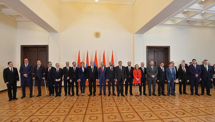 Դիմակները պատռվում են. «Հայոց աշխարհ»