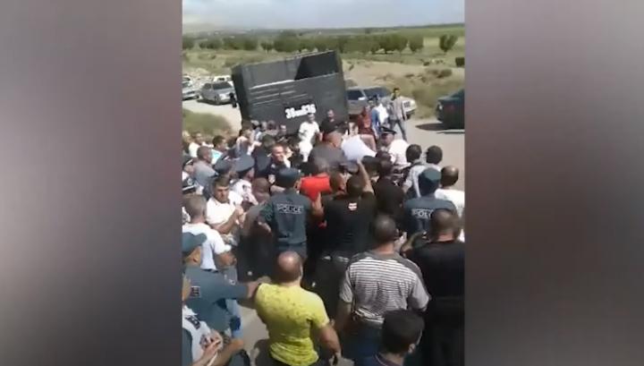 Ծեծկռտուք ոստիկանների և քաղաքացիների միջև Արարատում