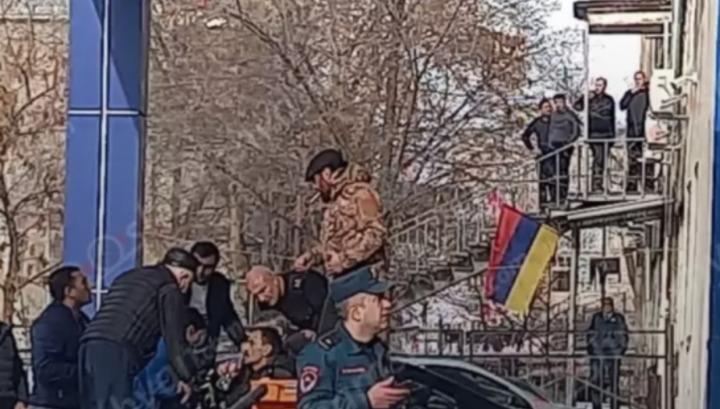 Ոստիկանության Նոր Նորքի բաժնի մոտ 2 քաղաքացի սպառնում են նռնակներ պայթեցնել. Shamshyan.com