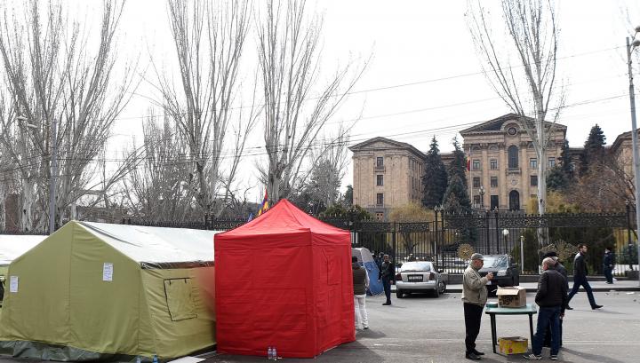 Ինչպե՞ս են պատգամավորները մտել ԱԺ, եթե մուտքերը փակ են