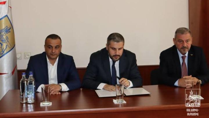 Ամբողջ օրը նա քծնել է նորանշանակ թաղապետին. «Հրապարակ»