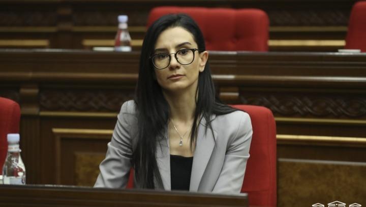 Գլխավոր դատախազի զույգ թիկնապահները նրա հետ մտնում են ֆակուլտետի շենք. «Հրապարակ»