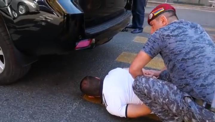 Լեոյի փողոցում մի քանի անձի պառկեցրել են ասֆալտին, ապա բերման ենթարկել