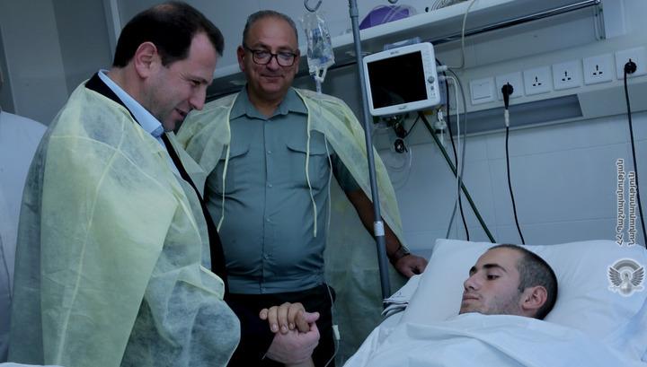 ՊՆ-ն տեսակցել է առաջնագծում վիրավորված զինծառայողին