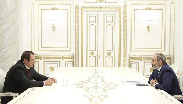 Փաշինյանը հանդիպել է Ծառուկյանի և Արսեն Համբարձումյանի հետ