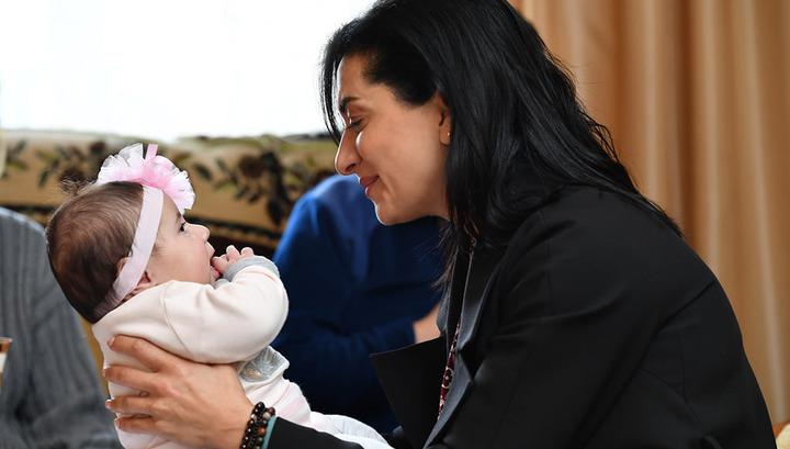 Աննա Հակոբյանն այցելել է պատերազմում անմահացած Արշակ Տոնոյանի ընտանիքին