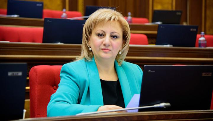 Պատգամավոր Ռուզաննա Մուրադյանը վայր է դնում մանդատը