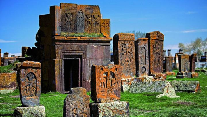 Հոլանդական մեդիաընկերության անդրադարձը՝ Նորատուսի գերեզմանատանը