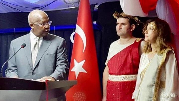 Թուրք դեսպանին հին հունական հանդերձանքի պատճառով հետ են կանչել