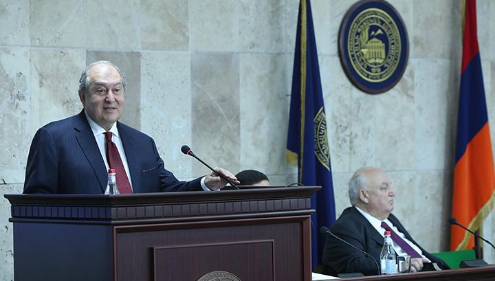 Արմեն Սարգսյանը՝ նոր նստավայրի, Սերժ Սարգսյանի և Բոլթոնի հայտարարության մասին