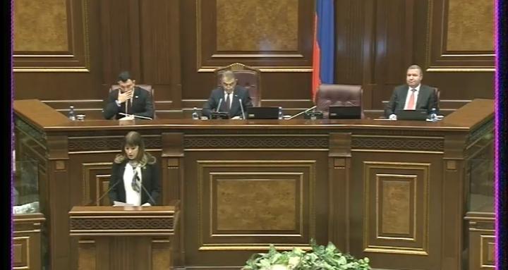 Մարդ սենց բախտ կունենա՝ վարչապետի ներկայությամբ երդվի. Շարմազանովը՝ Նաիրա Կարապետյանին