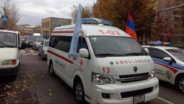 Ահազանգից հետո շտապօգնության մեքենաների վրայից քարոզչական դրոշները հանվել են