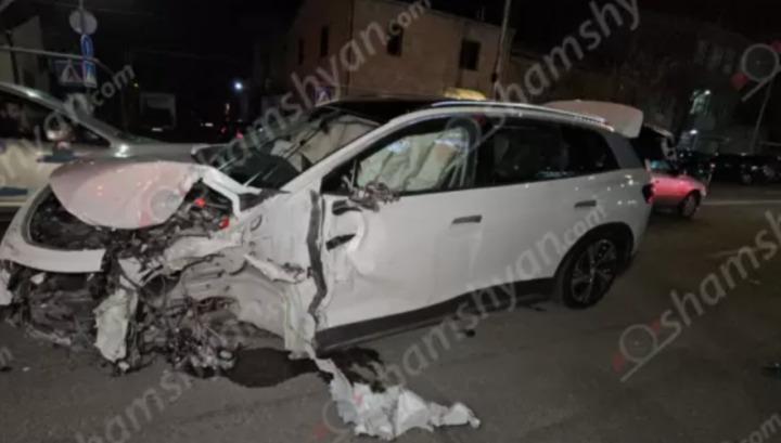 10 մեքենա է բախվել իրար