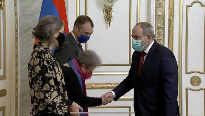 Տիկին Անդրեա Վիկտորին, տեղյա՞կ եք, որ Ալեն Սիմոնյանի հրահանգով լրագրող են քաշքշելով հանում ԱԺ-ից. Քրիստինա Նազարյան