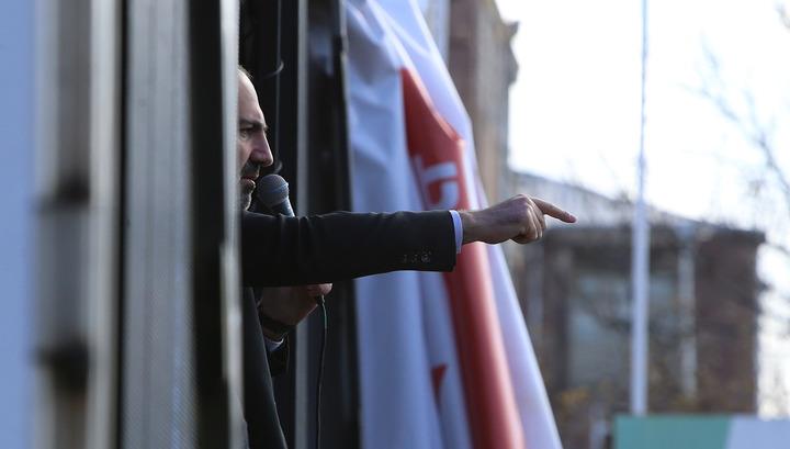 Ասֆալտափռիչ ու պատածեփիչ հարթության վրա․ «Հայոց աշխարհ»