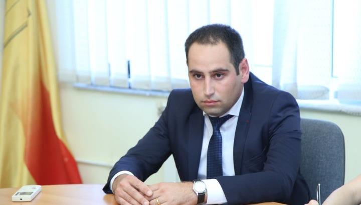 Ով ում է պաշտպանում. «Ժամանակ»