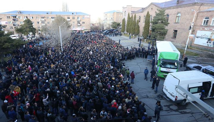 Հպարտ քաղաքացիները, Կառլո հայրիկը և հեղափոխական բուրատինոները․ «Հայոց աշխարհ»