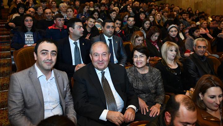 Արմեն Սարգսյանը Գյումրիում ներկա է գտնվել «Հարսանիք թիկունքում» ներկայացմանը