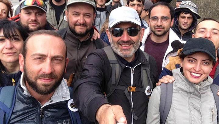 Հեղափոխական թիմը կազմավորվել է աշխատանքի տեղավորման գրասենյակի նմանությամբ