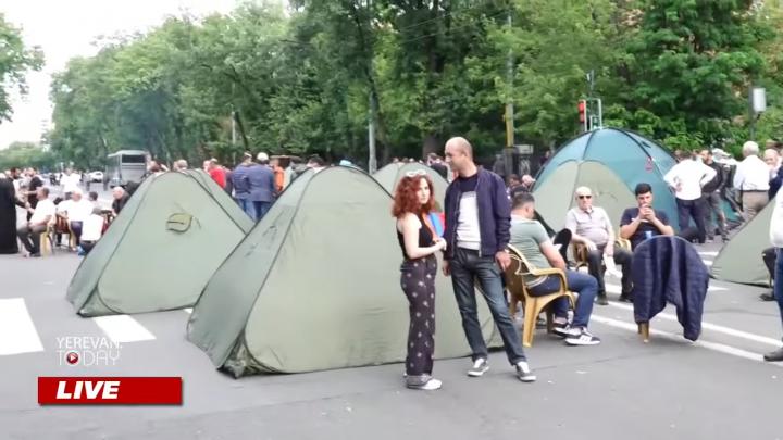 ԱՅՍ ՊԱՀԻՆ I ՈւՂԻՂ I Բաղրամյան փողոցը և Կառավարական ամառանոցների մոտ փակ է, վրաններ են տեղադրվել