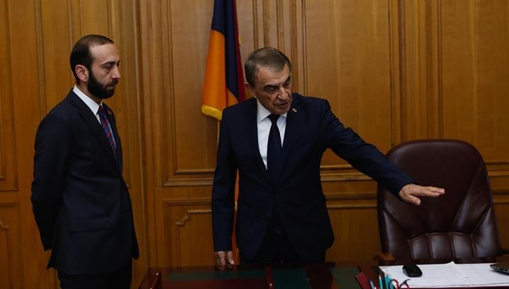 Արա Բաբլոյանը հանձնեց խորհրդարանի ղեկավարումը