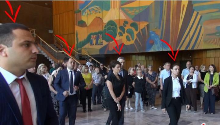 Աննա Հակոբյանը շրջում է 4 թիկնապահով․ Armlur.am