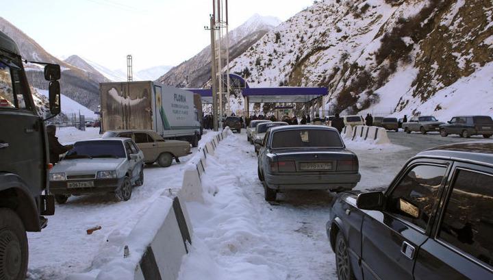 400-ից ավելի կուտակված մեքենա՝ Լարսի ռուսական կողմում