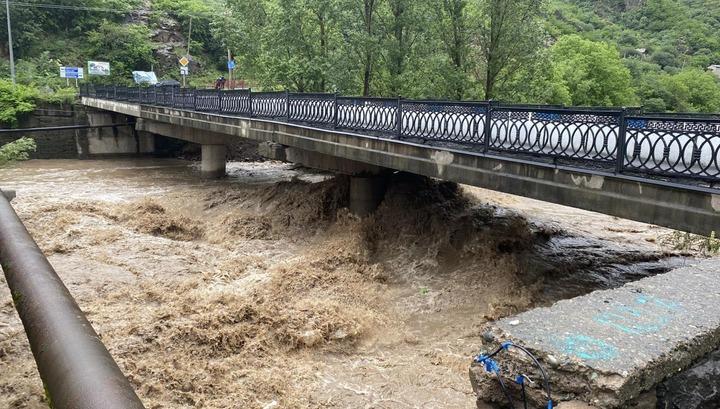 Ալավերդիում աղետ է. վարարած Դեբեդն իր ճամփին քշել տարել է ամեն բան